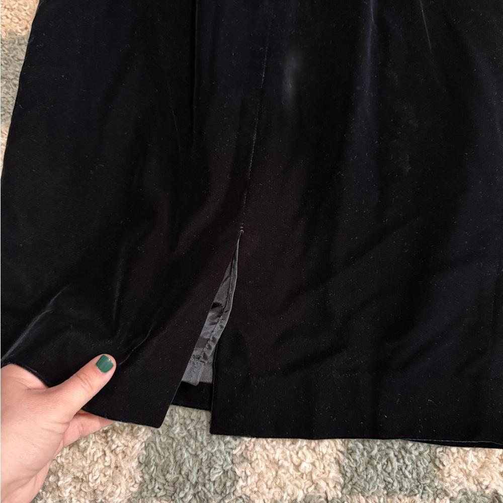 Vintage Classic Black Velvet Dress with Pearl Trim and Puff Sleeves Feminine 4 - Picture 10 of 11